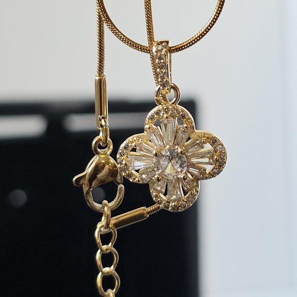 N0008 New Elegant Gold Flower Pendant Necklace - Picture 11 of 14